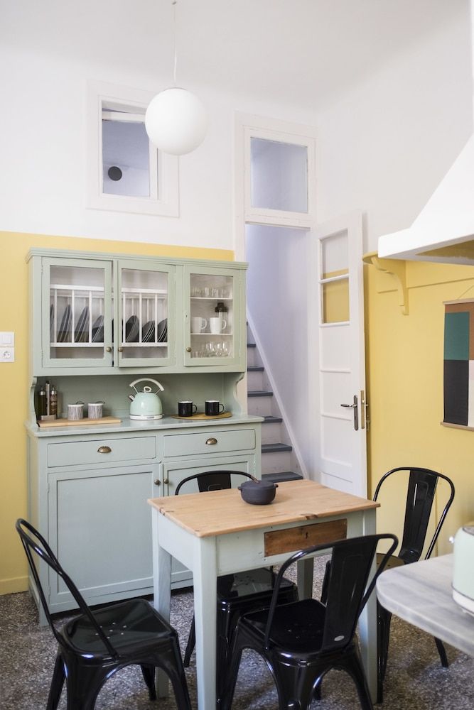 undefined Live Life Ermou 7