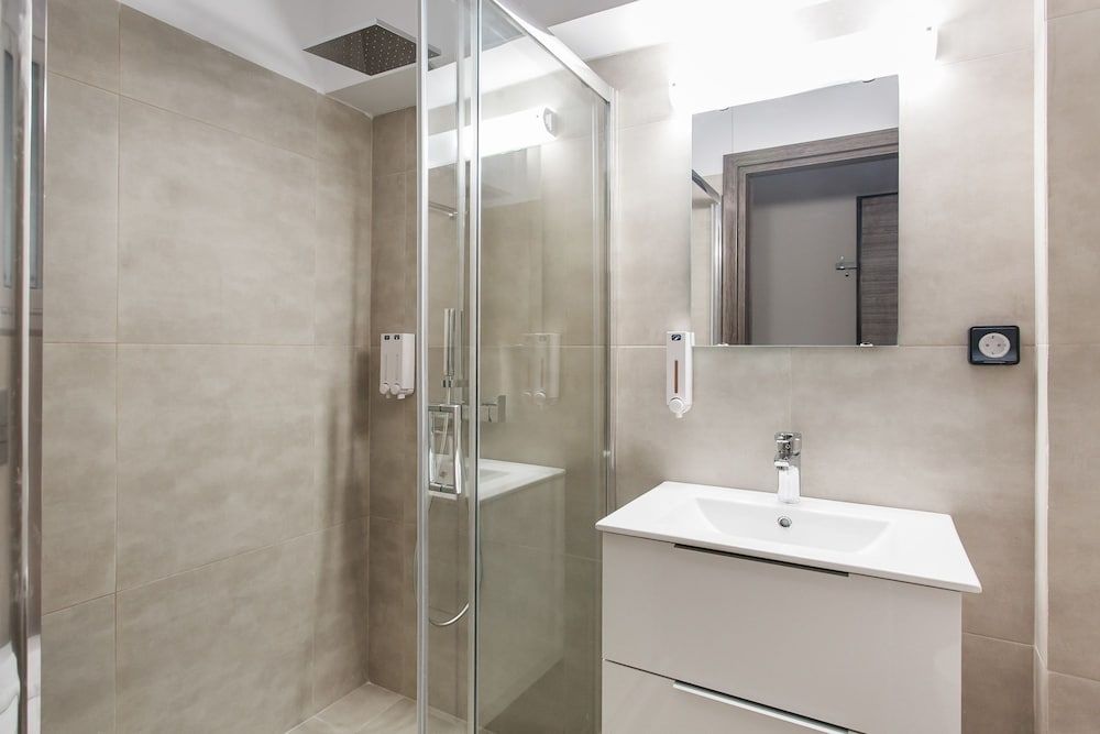 Athenian Downtown Studios by Livin Urbban Deluxe Triple Room 11