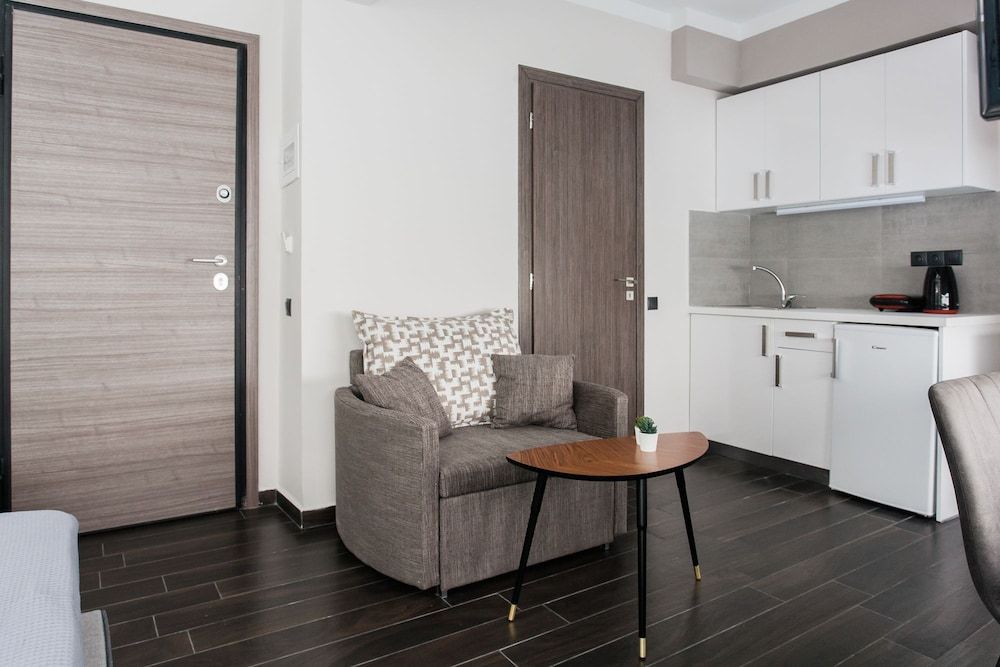 Athenian Downtown Studios by Livin Urbban Deluxe Triple Room 4