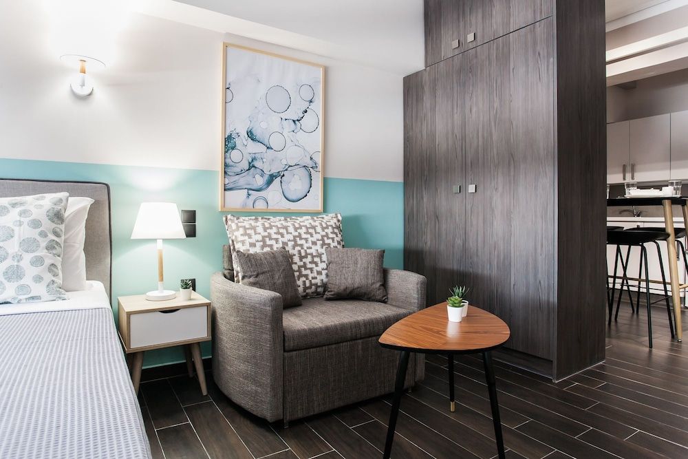 Athenian Downtown Studios by Livin Urbban Deluxe Quadruple Room 3