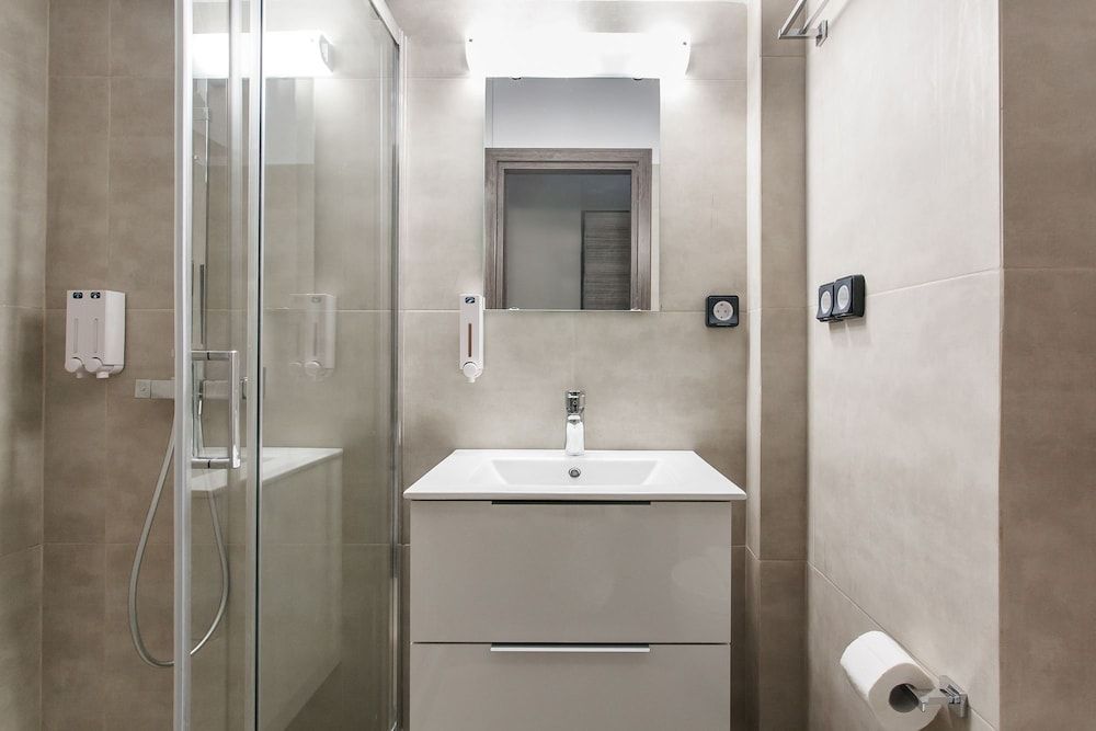 Athenian Downtown Studios by Livin Urbban Deluxe Triple Room 10