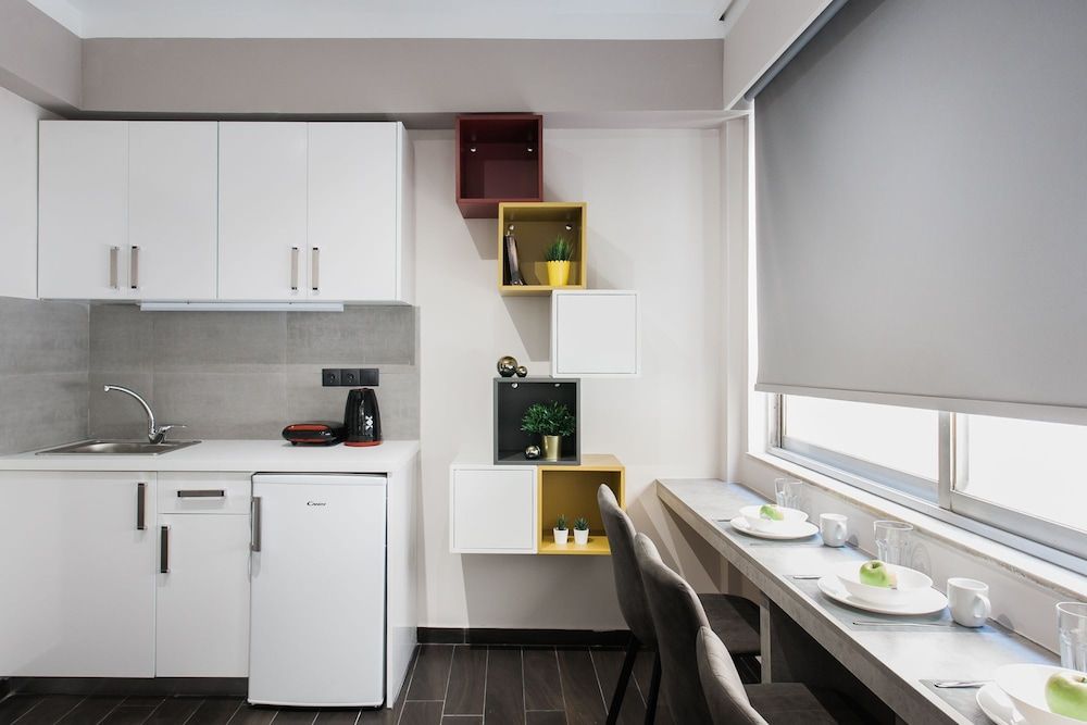 Athenian Downtown Studios by Livin Urbban Deluxe Triple Room 8