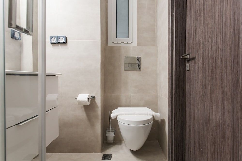 Athenian Downtown Studios by Livin Urbban Deluxe Triple Room 12