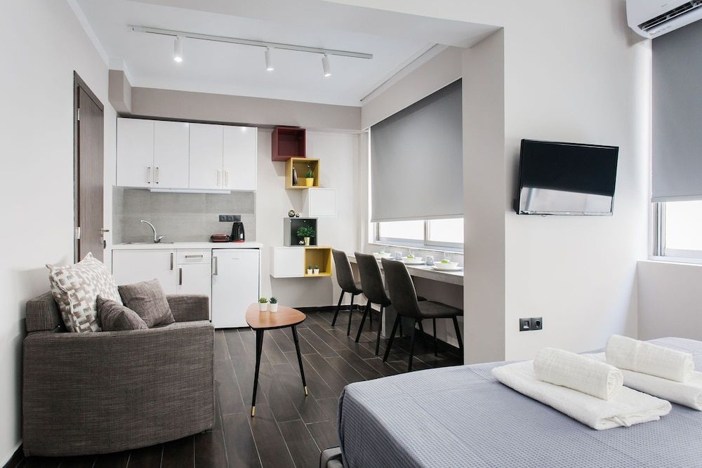 Athenian Downtown Studios by Livin Urbban Deluxe Triple Room 2