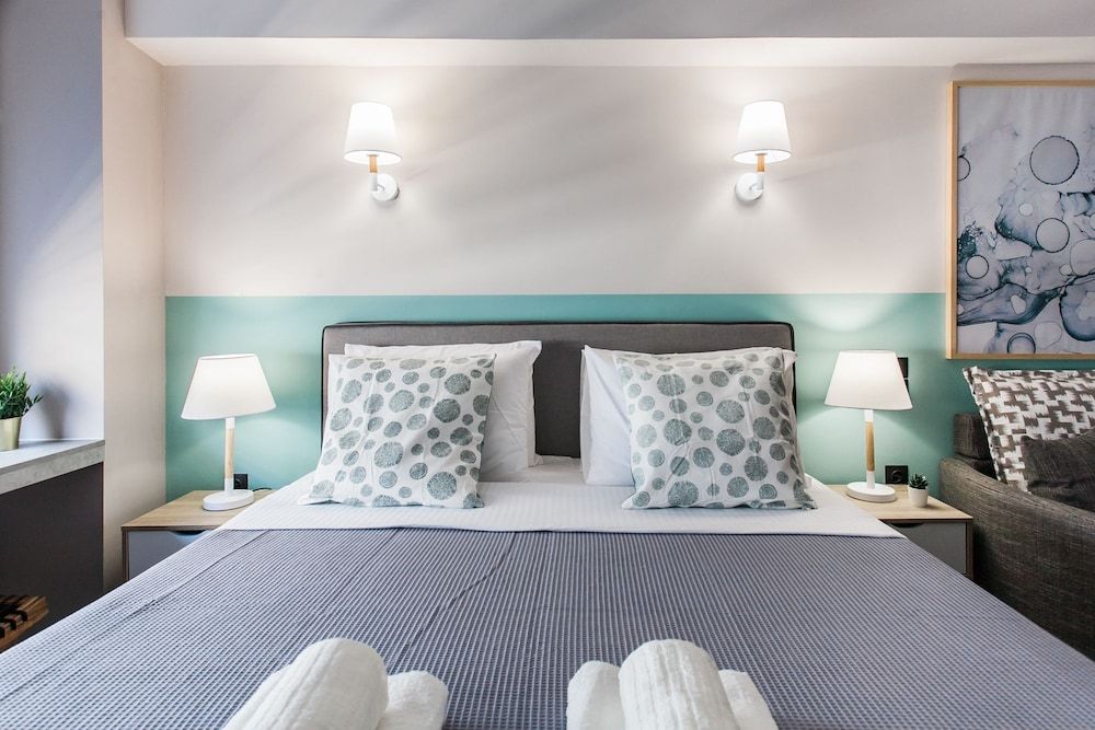 Athenian Downtown Studios by Livin Urbban Deluxe Quadruple Room 4