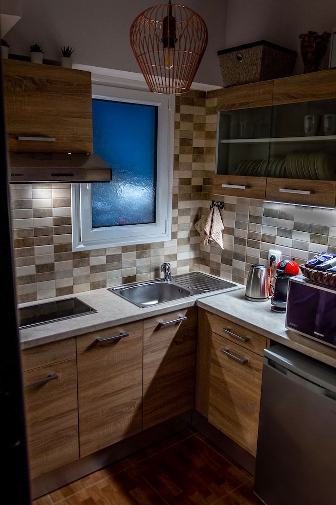 Zoe's Studio Apartment, Balcony (2) 5