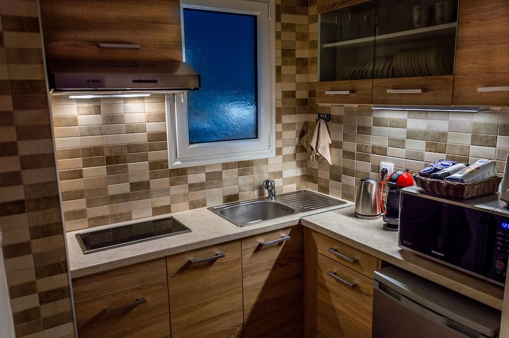 Zoe's Studio Apartment, Balcony (2) 4