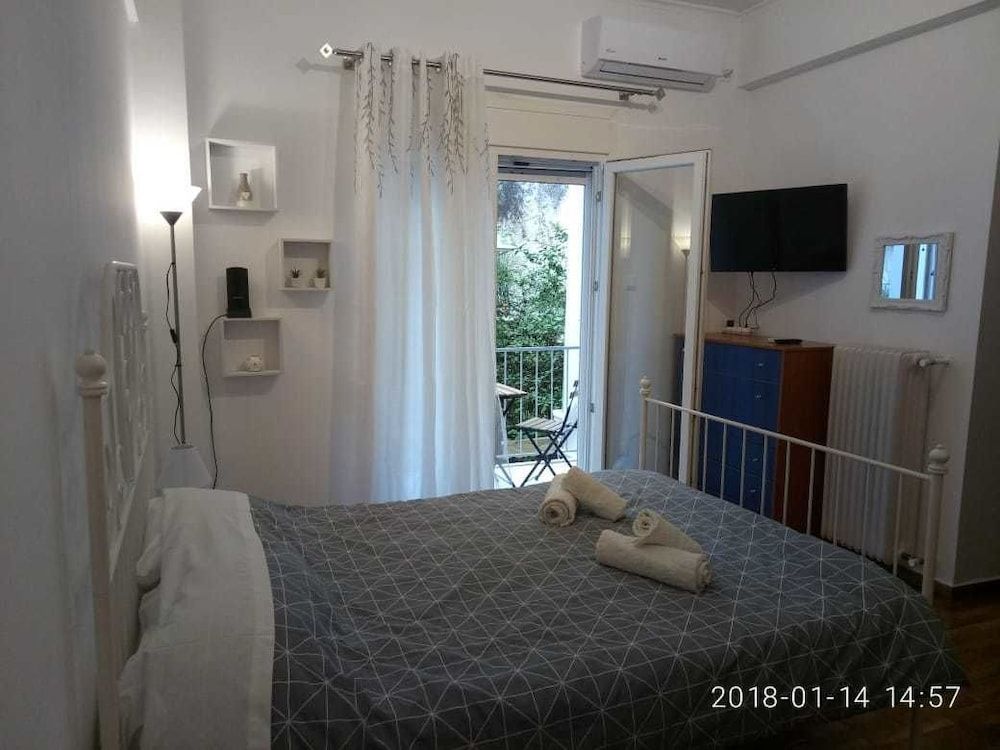 undefined Modern ideally located studio apartment 4