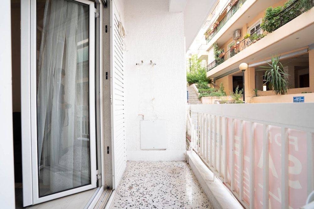 undefined Daydreamers Flat Staircase to Neos Kosmos