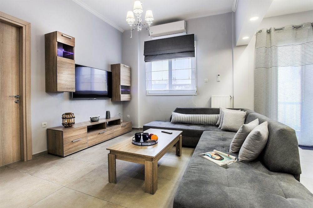 Spacious 3-Bedroom Apartment Near the Train Apartment, City View 2