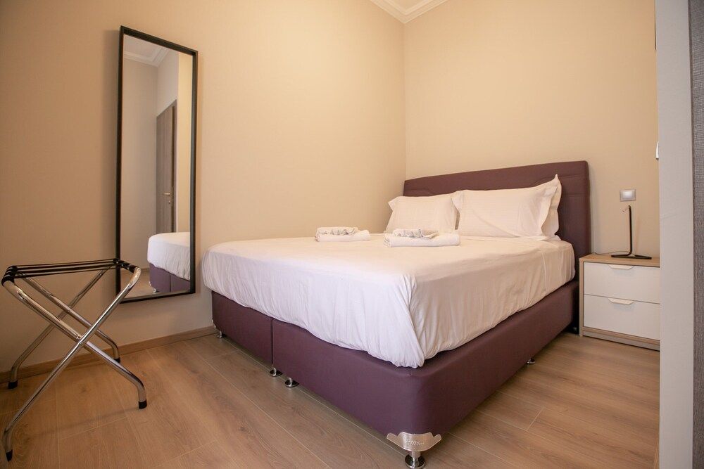 undefined Luxurious 4 Bdrm 3Bath Apt 1- Athens 9