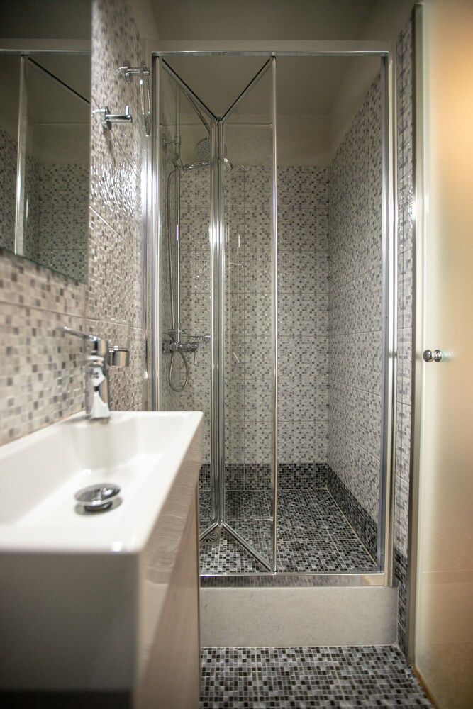 Luxurious 4 Bdrm 3Bath Apt 1- Athens Apartment, 4 Bedrooms 32