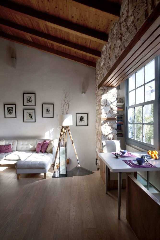 Live in the Shadow of the Acropolis Apartment 10