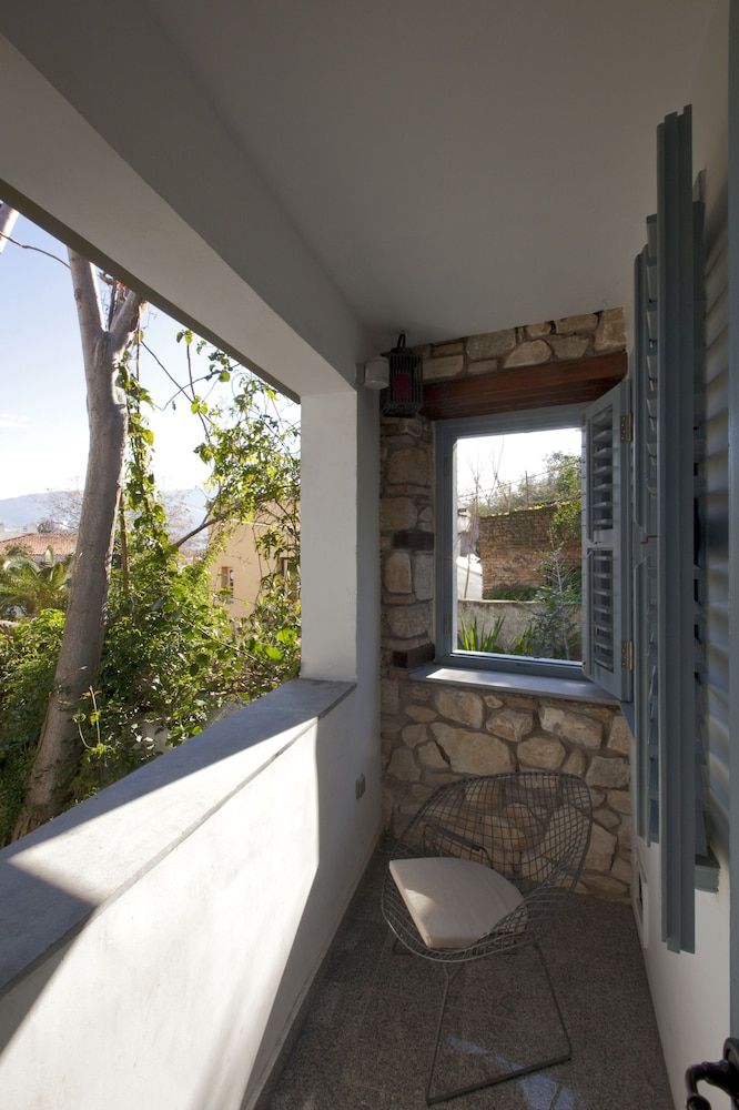 Live in the Shadow of the Acropolis Apartment 11