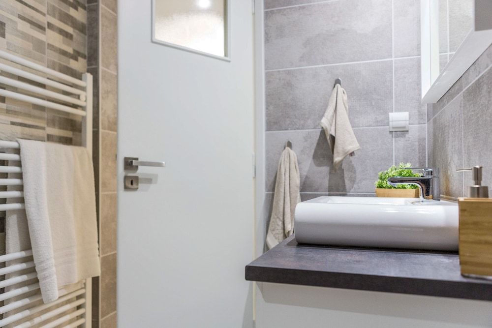 Newly Renovated Stylish Urban Flat Apartment 16