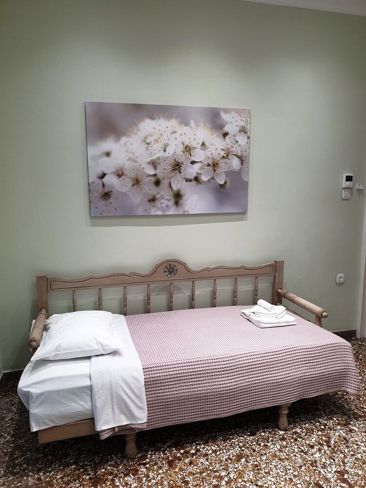 undefined Grandma's Chic & Bright Athenian Home with a Patio 9