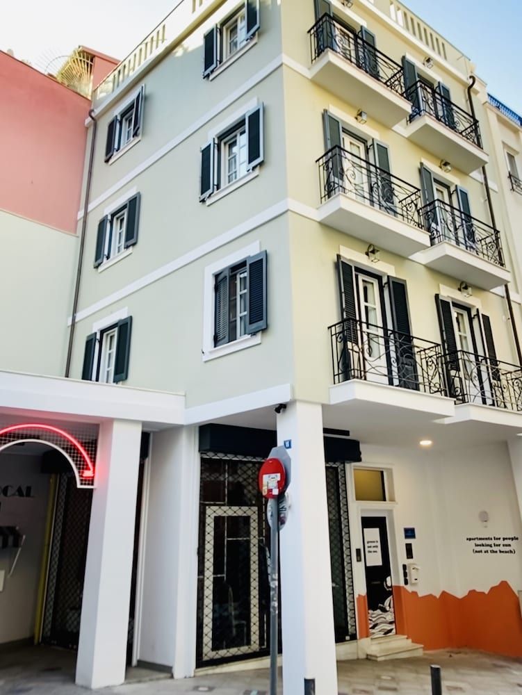 undefined Luxury Studio in Historical Center of Athens - Goldfish 4