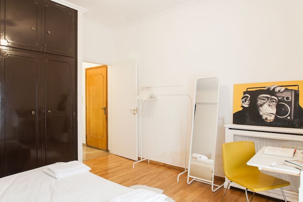 undefined Explore Athens with 2 Bedroom Condo 4