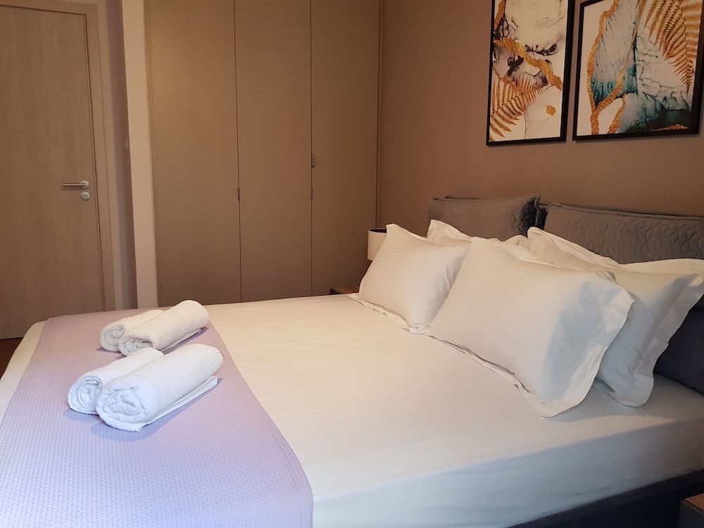 undefined Athenian Comfort 4