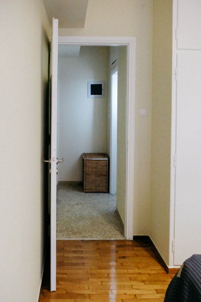 undefined Newly Renovated Athenian Apt 5