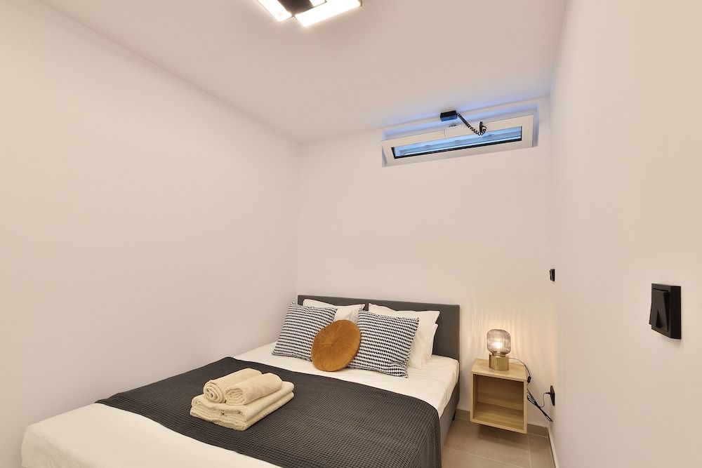 undefined Phaedrus Living: City Center Luxury Flat Skoufa