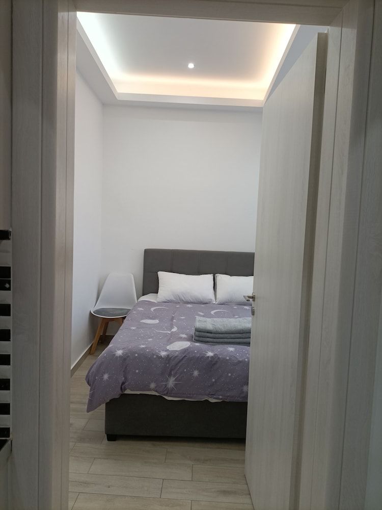 Beautiful Pedestrian Classic Apartment 3