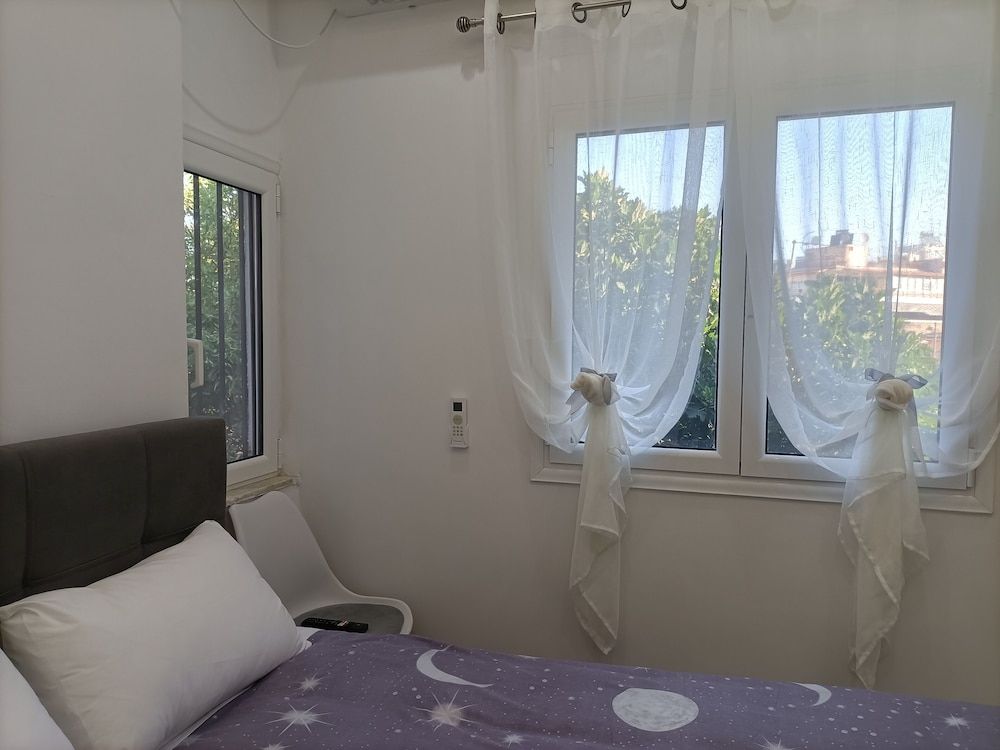 Beautiful Pedestrian Classic Apartment 16