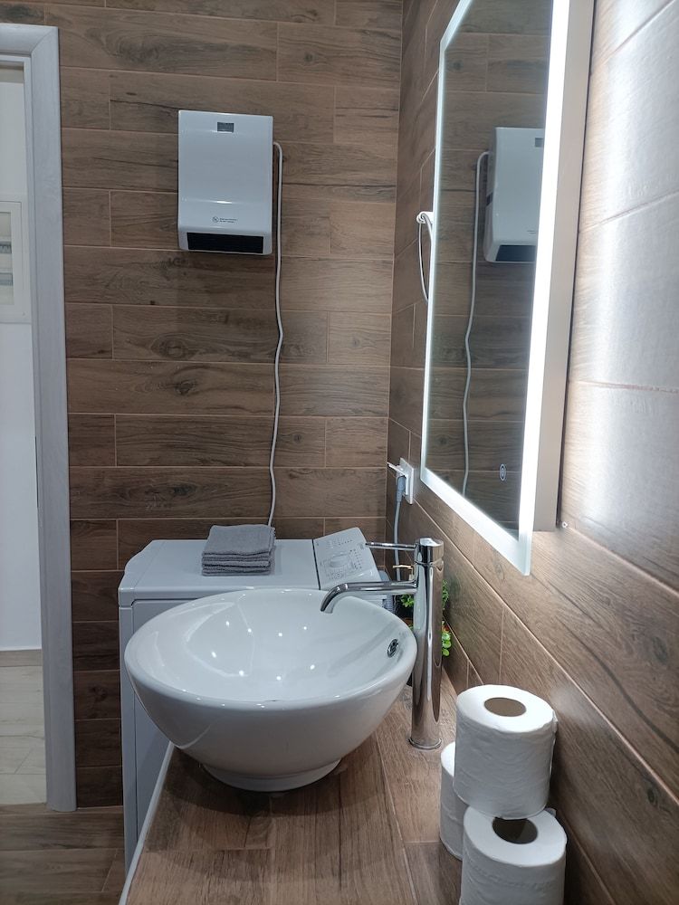 Beautiful Pedestrian Classic Apartment 13