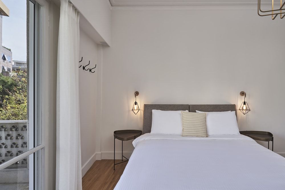 undefined Chic n Bright 3 Bd Apt with Hilton View 10