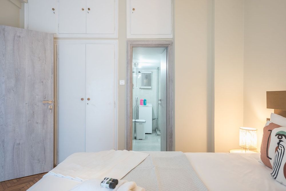 Supreme Suite with balcony by Cloudkeys City Room 26