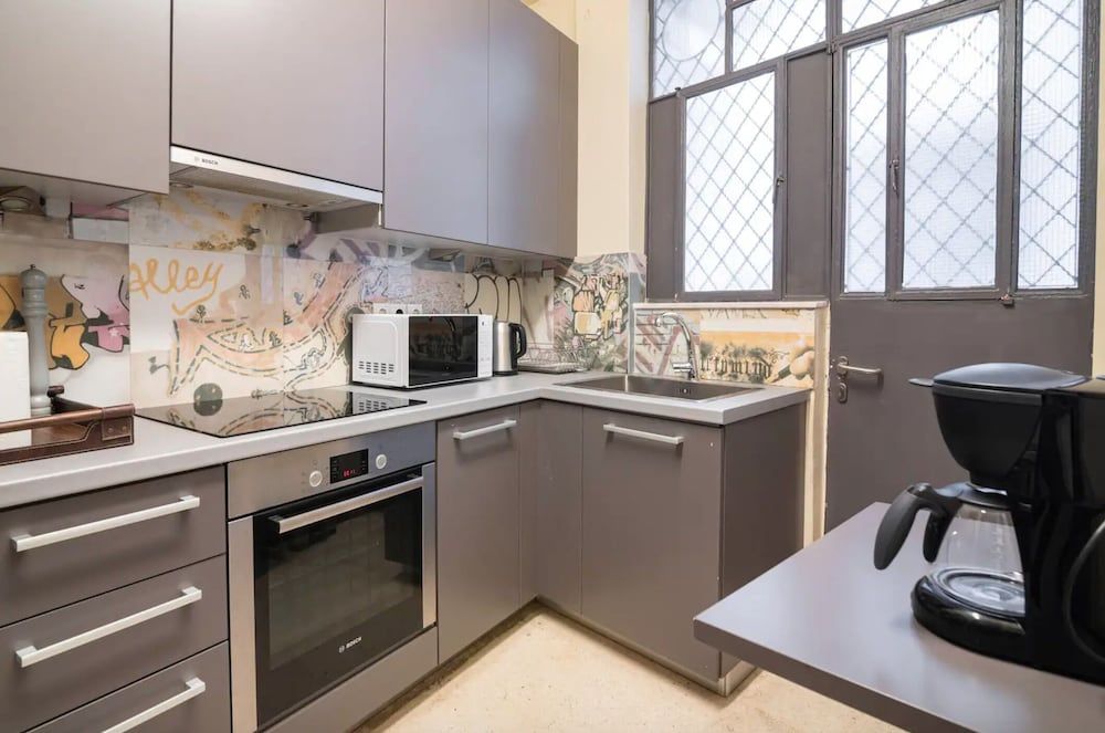 undefined Neoclassical Athenian 2-bed Apt Balcony