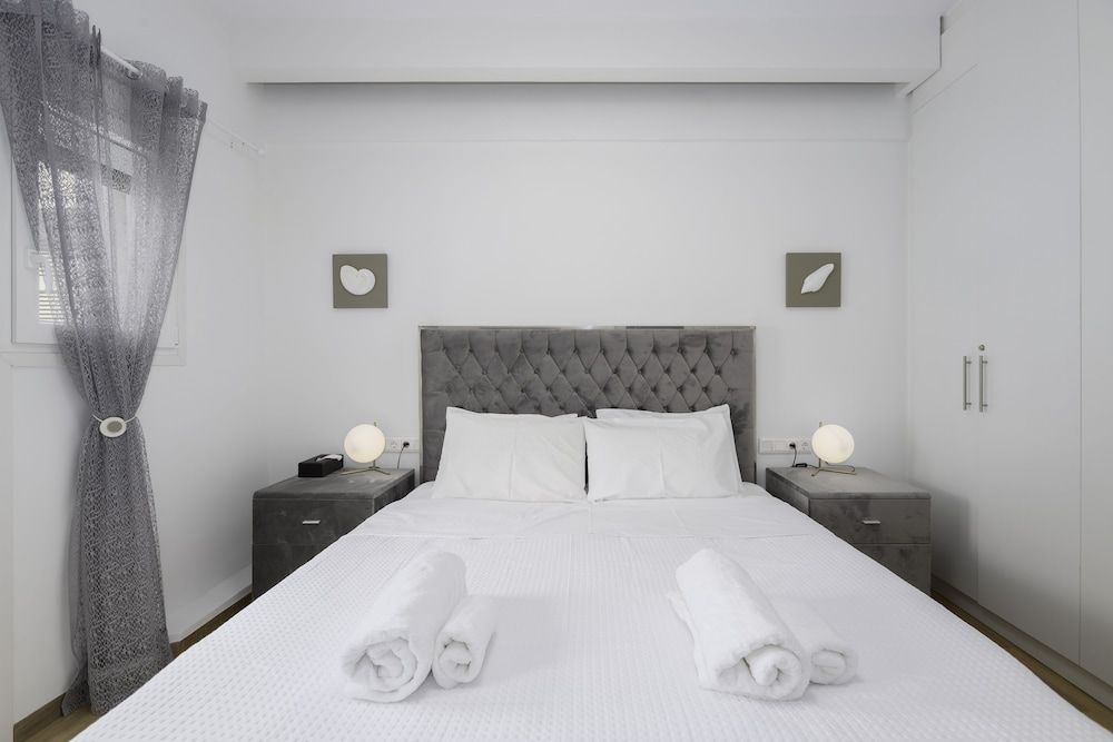 undefined Lush Emerald apt in the heart of Athens 9