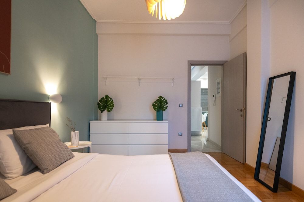 undefined Phaedrus Living: City Center Luxury Flat Iofontos 4