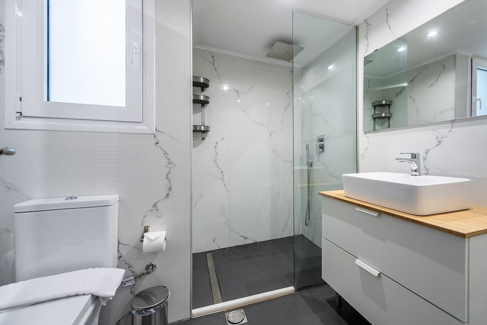 undefined Phaedrus Living: City Center Luxury Flat Iofontos 9