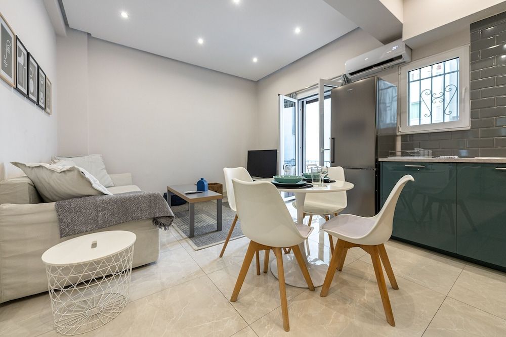 undefined Phaedrus Living: City Center Luxury Flat Iofontos 7