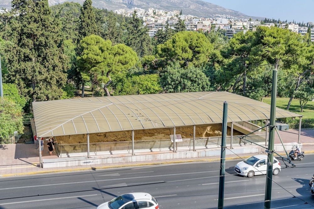 undefined Lush Sapphire apt in the heart of Athens 3