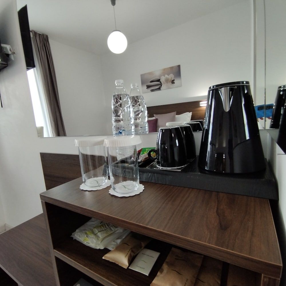 International Atene hotel Standard Room 9