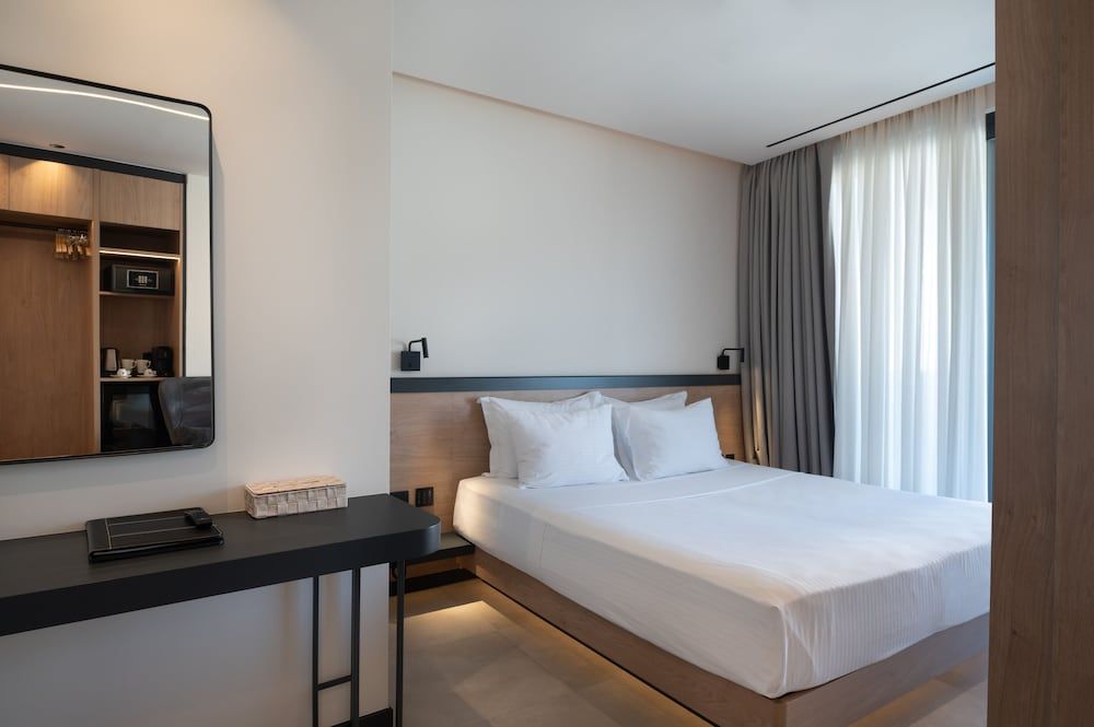Deluxe Suite, Double and Sofa Bed, City View, Balcony, Jacuzzi