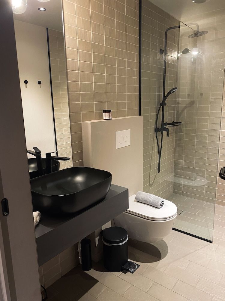 M17 Studios & Suites Deluxe Triple Room 16