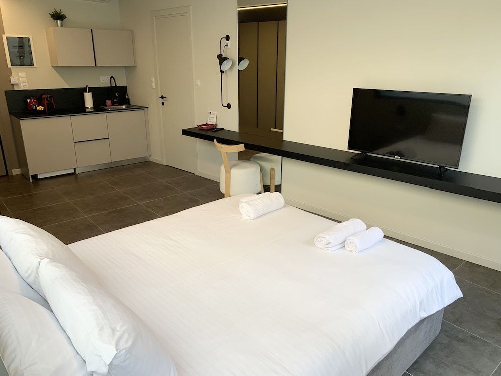 M17 Studios & Suites Deluxe Triple Room 2