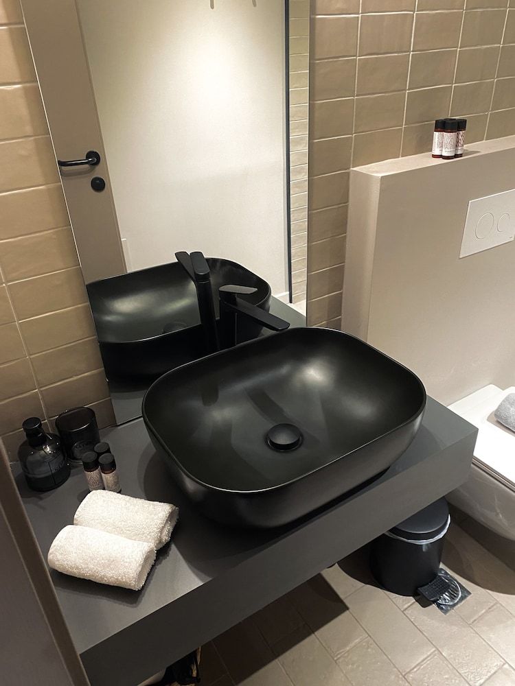 M17 Studios & Suites Deluxe Triple Room 14