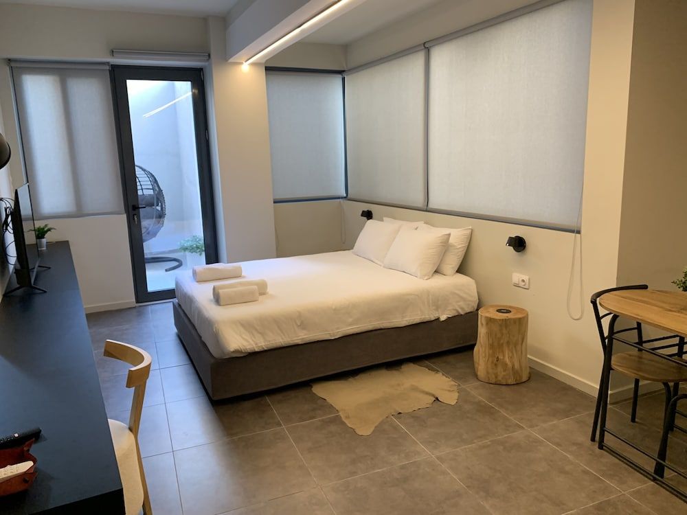 M17 Studios & Suites Deluxe Triple Room 5