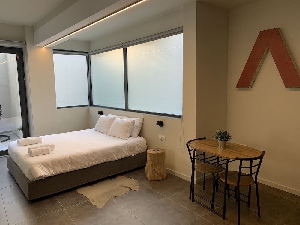 M17 Studios & Suites Deluxe Triple Room 8