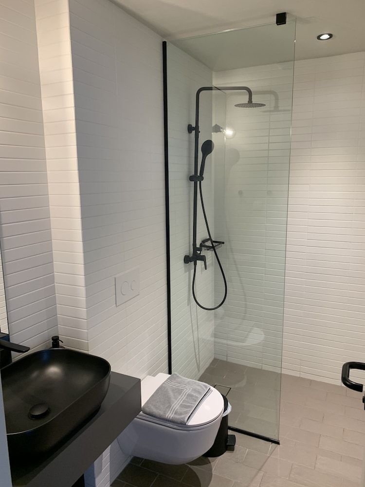 M17 Studios & Suites Deluxe Triple Room 9