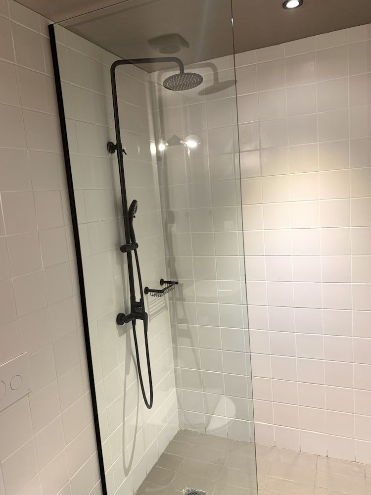 M17 Studios & Suites Deluxe Triple Room 11