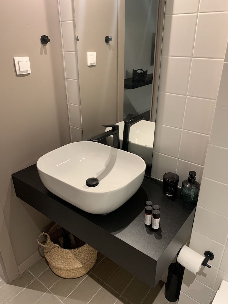 M17 Studios & Suites Deluxe Triple Room 15