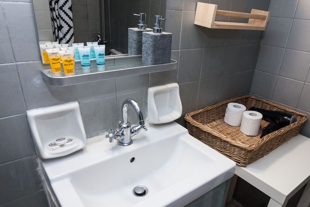 Charming 2 Bedroom apt next to Panormou Apartment 22