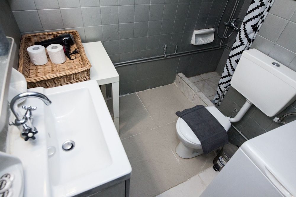 Charming 2 Bedroom apt next to Panormou Apartment 28