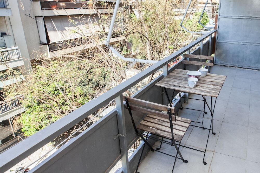 undefined Charming 2 Bedroom apt next to Panormou 4