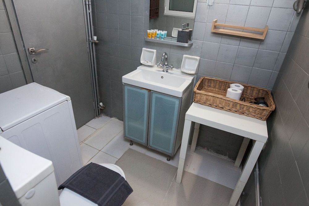 Charming 2 Bedroom apt next to Panormou Apartment 25